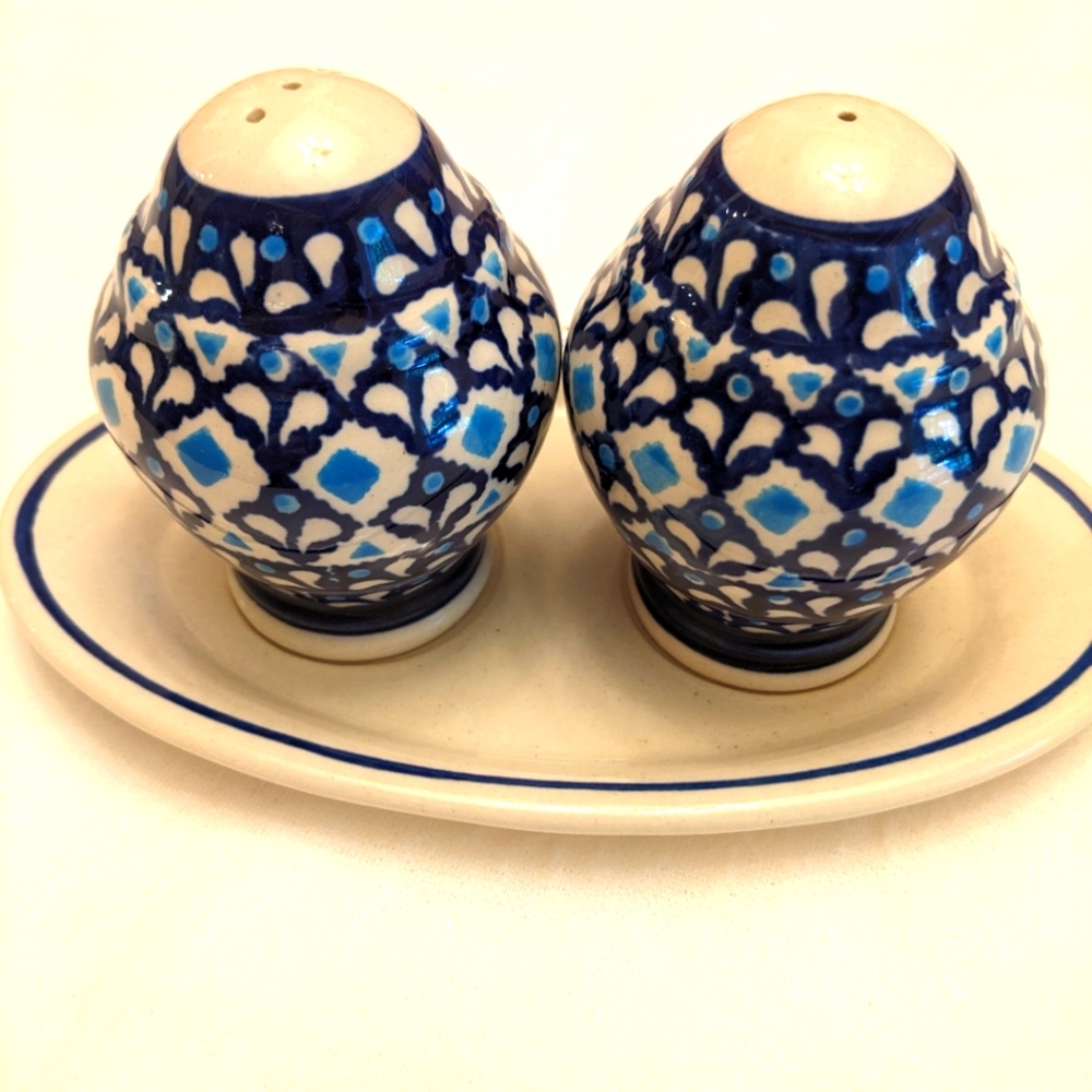 Vintage Boleslawiec Polish Pottery Salt and Pepper Set With Dish